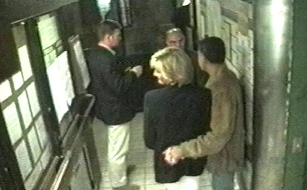 Diana e Dodi in un fermo immagine delle telecamere di sicurezza del Ritz