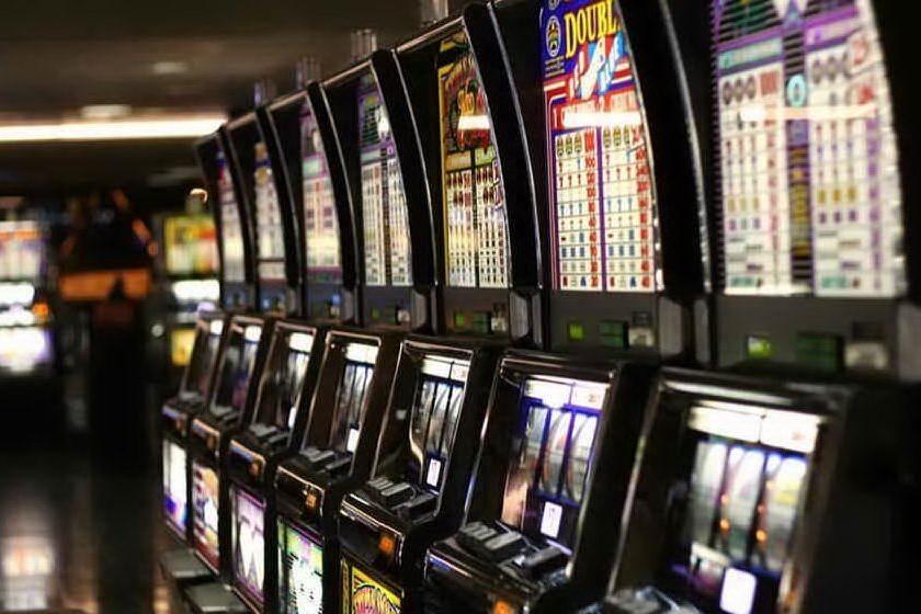 Slot machine illegali, sigilli e sanzioni nel Cagliaritano