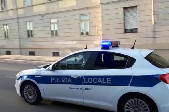 Una pattuglia della Polizia municipale a Cagliari (Ansa)