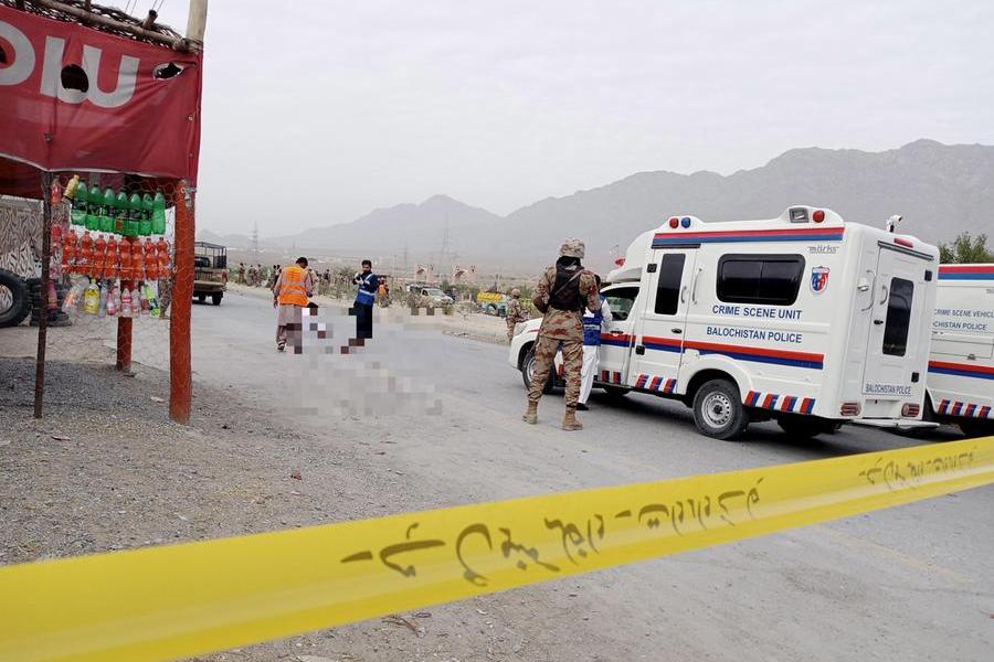 Attacco suicida vicino al confine afghano, morti e feriti