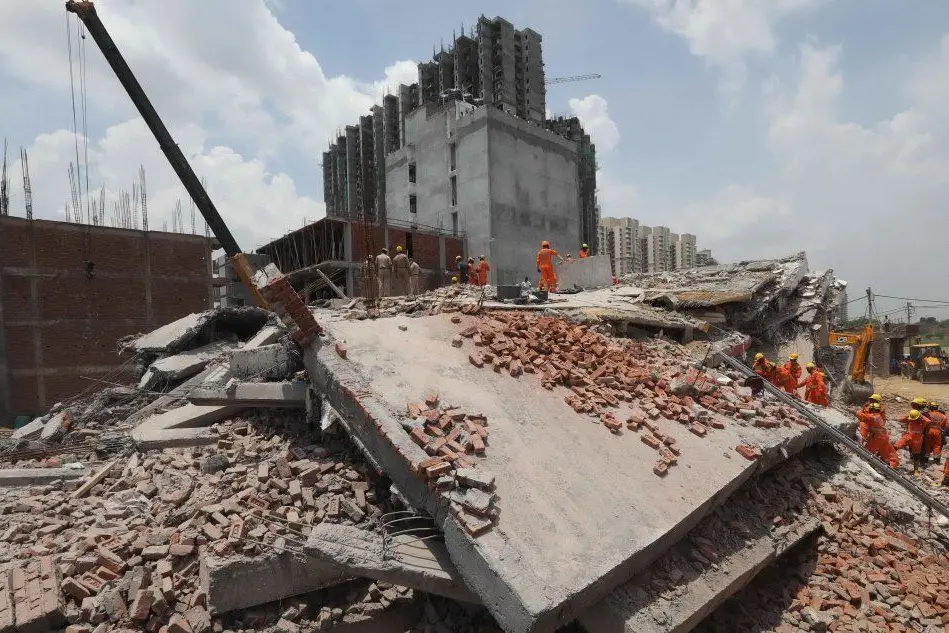 Crolla un palazzo in costruzione in India