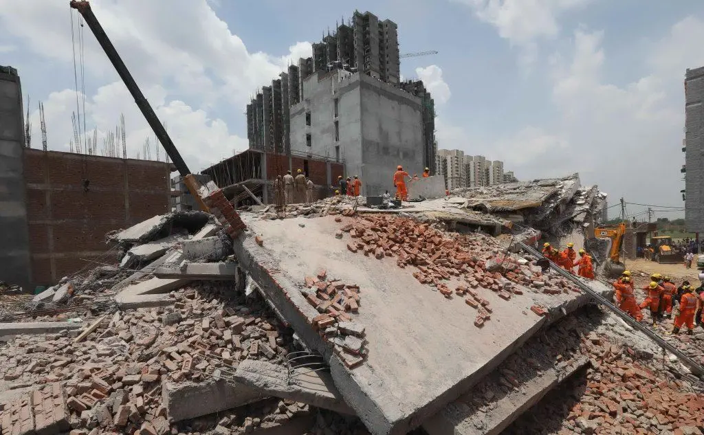 Crolla un palazzo in costruzione in India