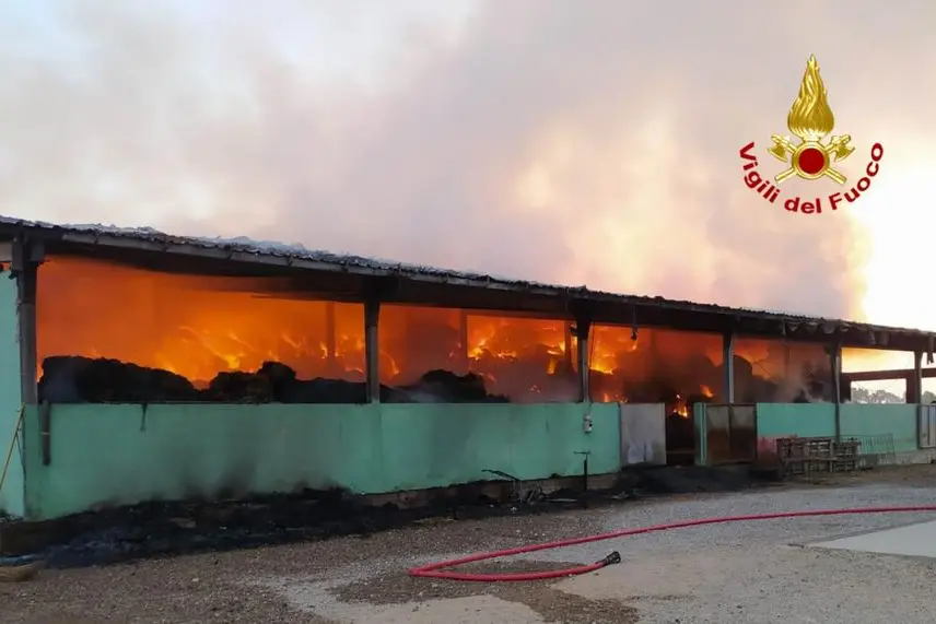L'incendio (foto Vigili del fuoco)