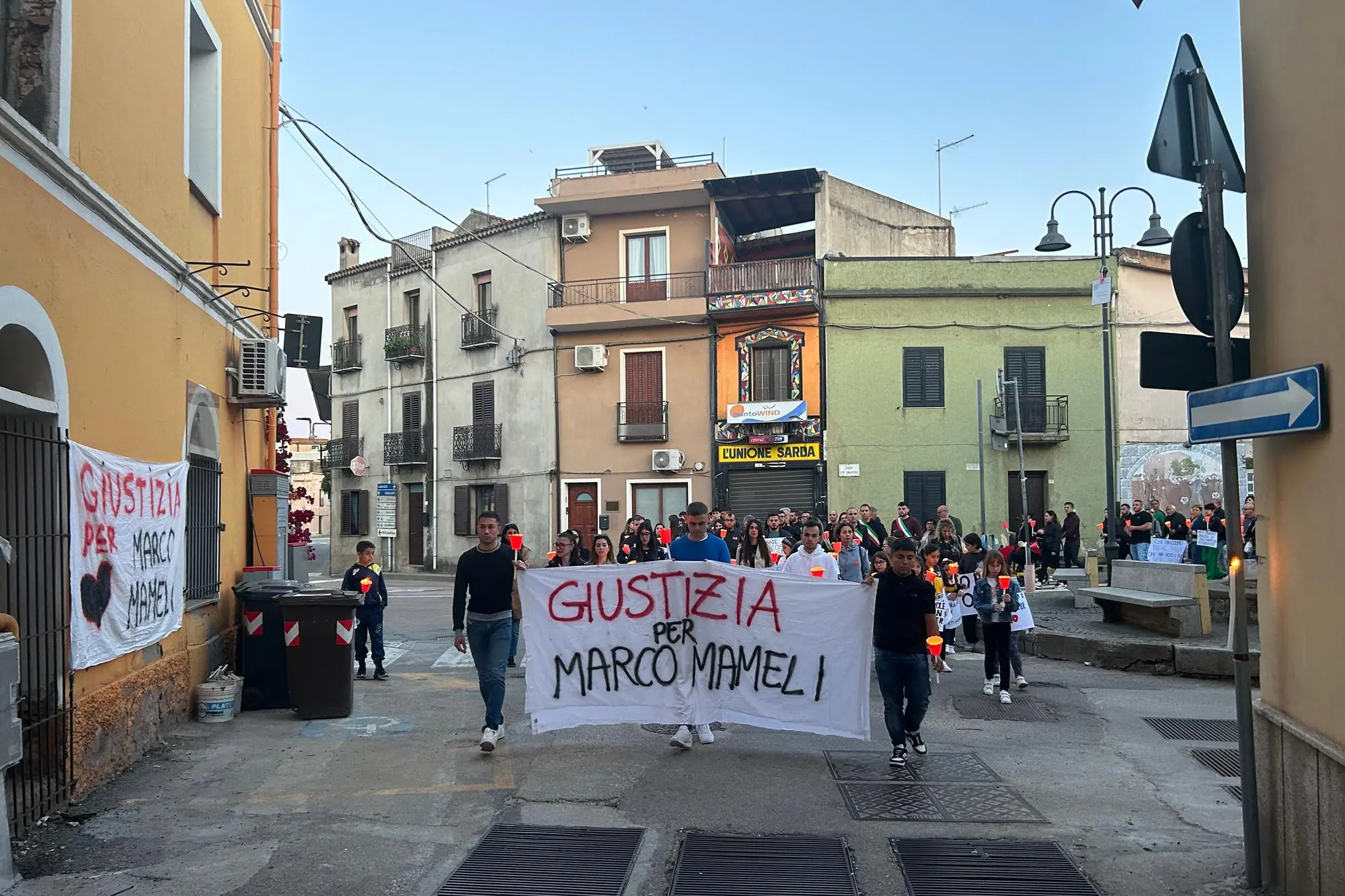 Il corteo in via Santa Cecilia (foto Secci)