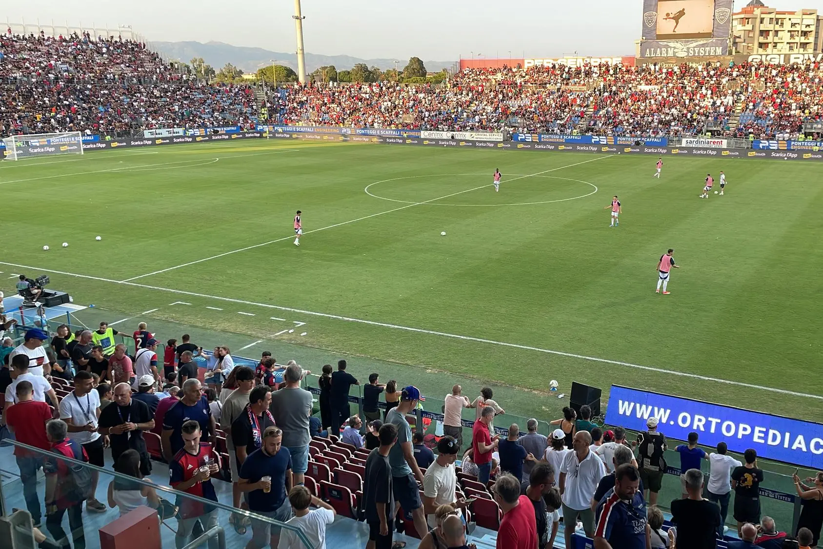 Tifosi all'Unipol Domus durante una partita del Cagliari in questa Serie A