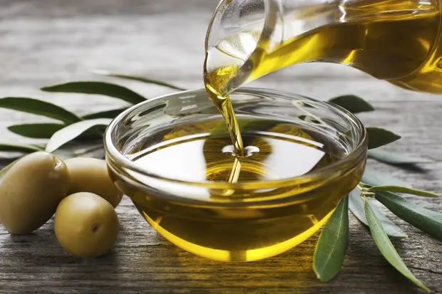 Olio artigianale, uno dei segreti per un'alimentazione sana (foto ANSA)