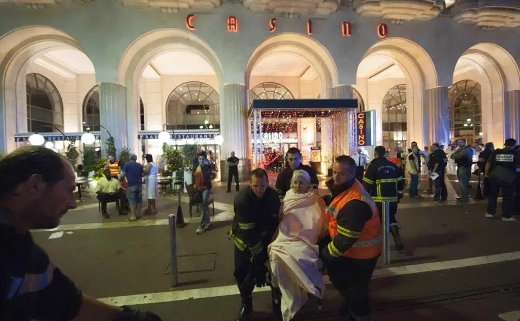 La strada è piena di gente in festa per l'anniversario della Presa della Bastiglia