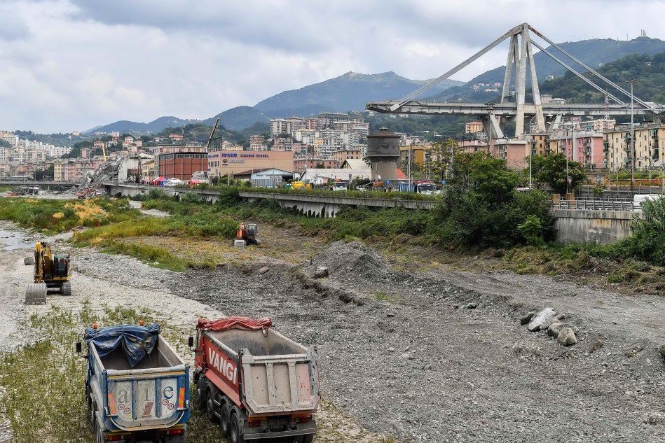 Quel che resta del ponte Morandi di Genova (foto Ansa)