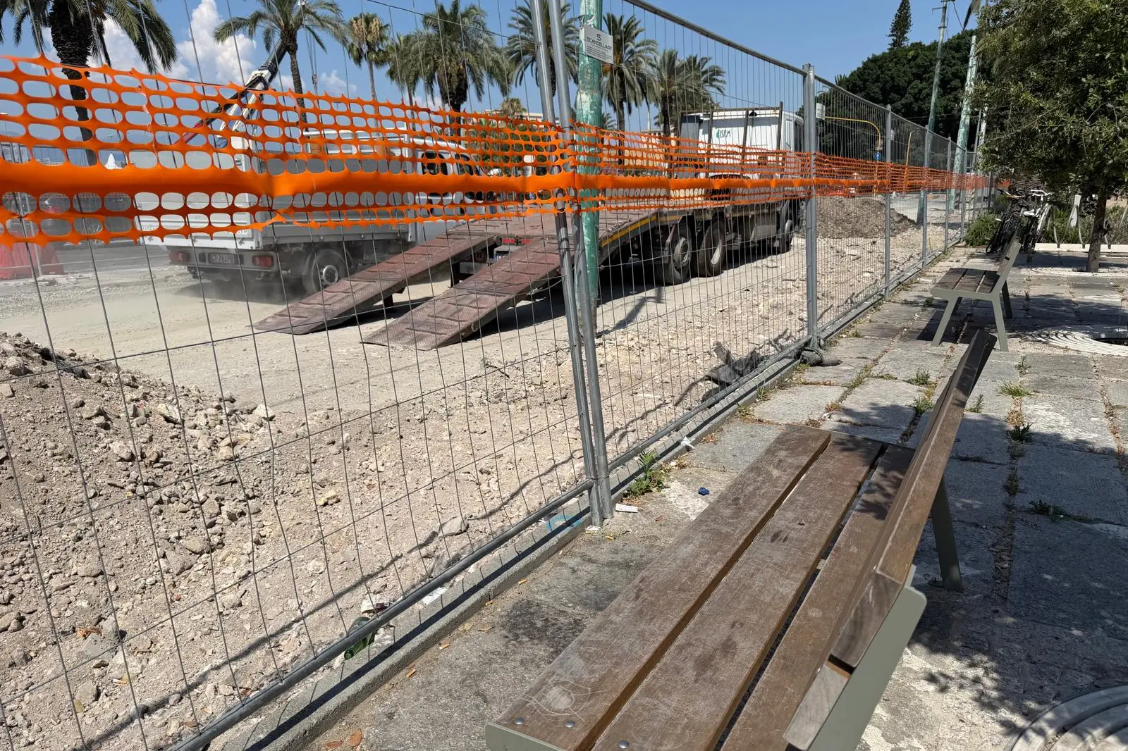 Panchine con vista cantiere in via Roma (foto L'Unione Sarda)