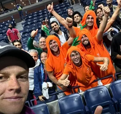 I Carota boys con jannik Sinner (foto profilo instagram Carota boys)