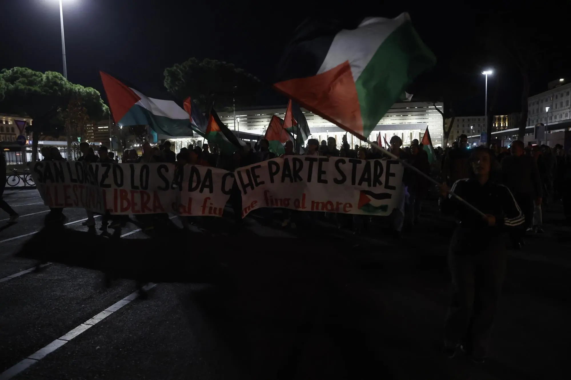 Manifestanti pro-Flotilla e pro-Pal nei pressi della stazione Termini a Roma (Ansa)