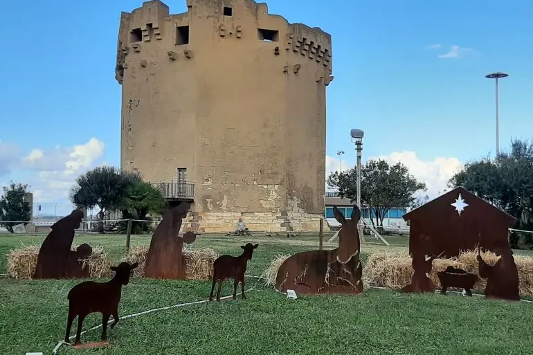 Presepe sotto la Torre Aragonese (foto Pala)