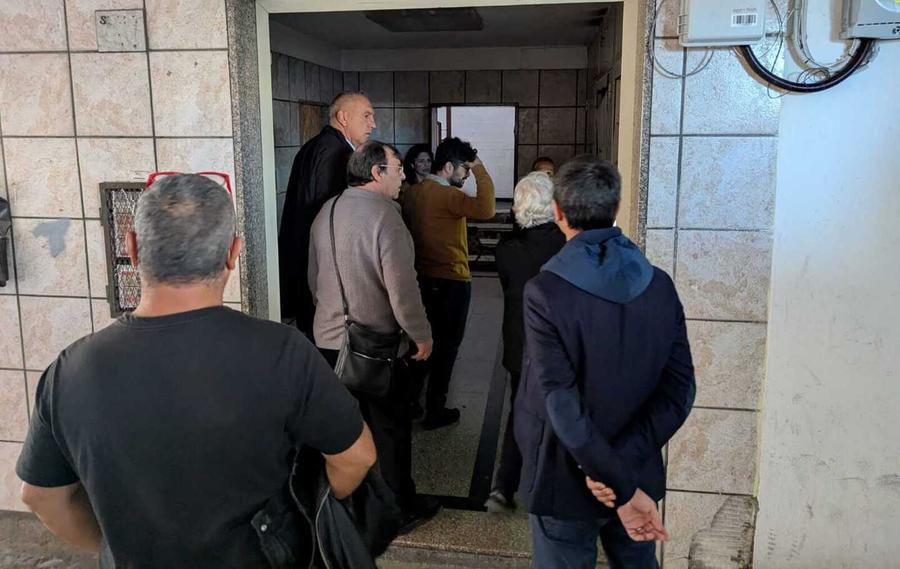 Ascensori fuori uso e incuria nel palazzo della vergogna: «Tante promesse, zero fatti»