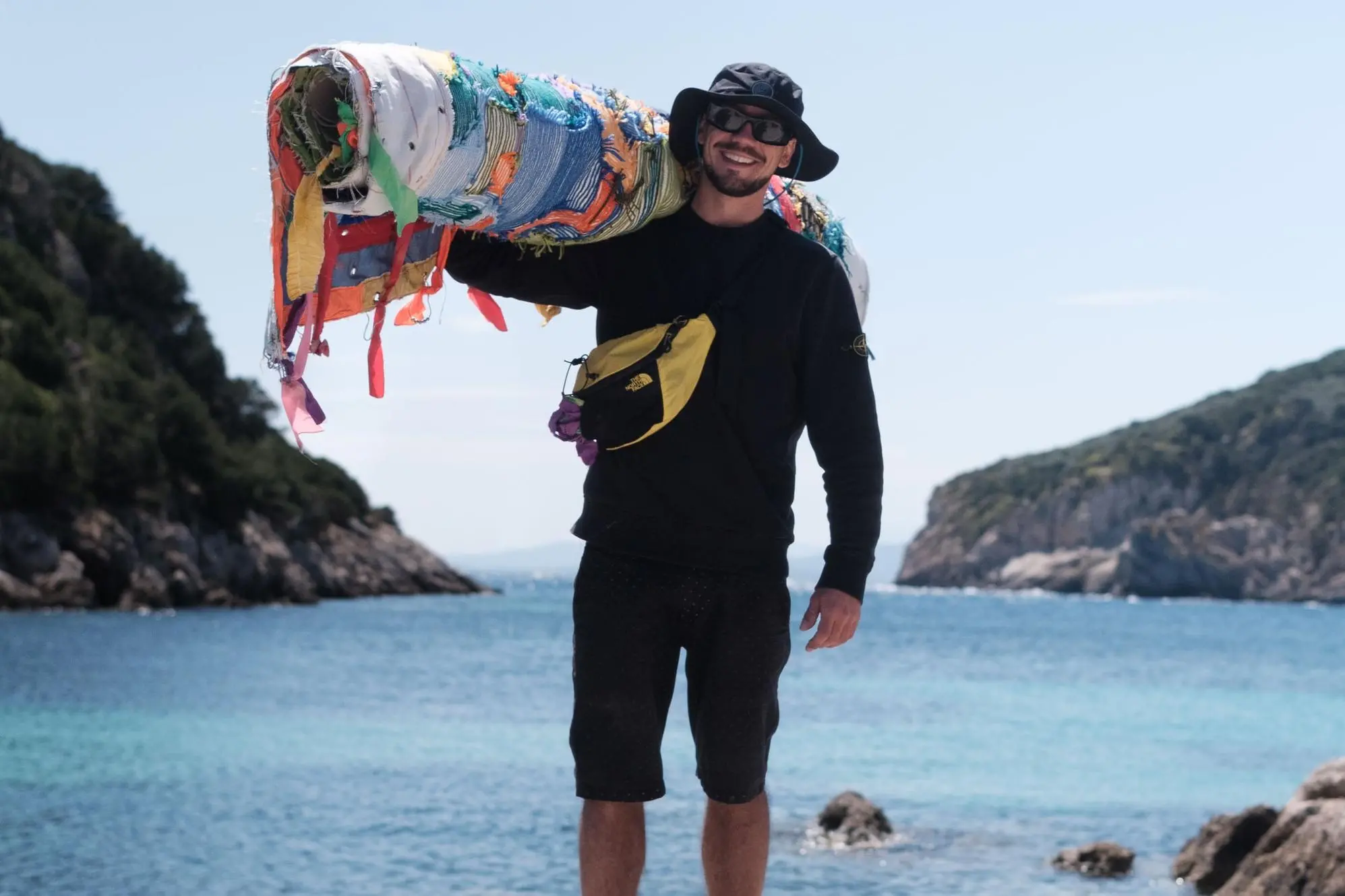Giulio Locatelli con l'opera risultato del Magic Carpet (foto Frank Shouter)