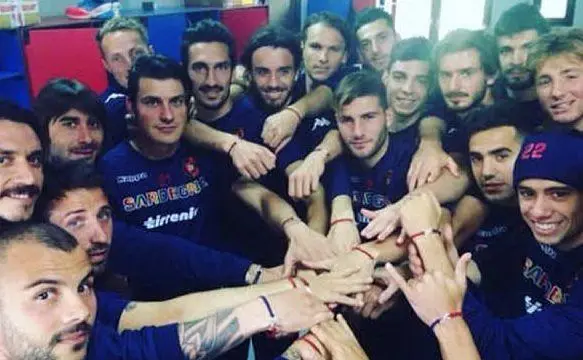 Il Cagliari Calcio nello spogliatoio (foto Instagram)