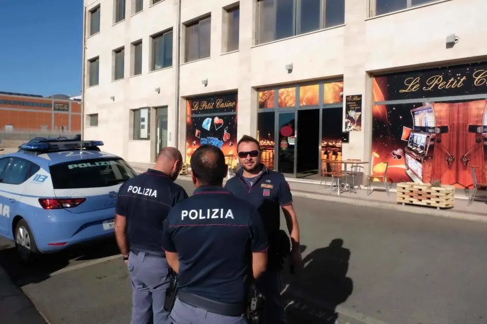 La polizia davanti al Petit Casino di Sestu (foto G.Ungari)
