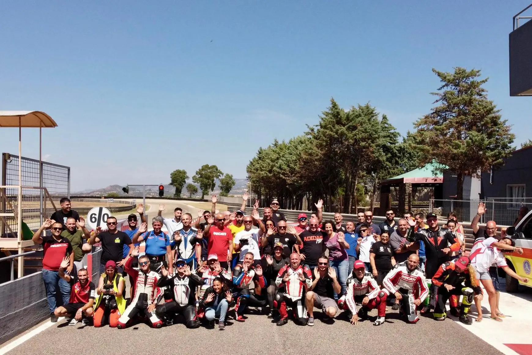 Un'immagine di gruppo dell'evento di Mores