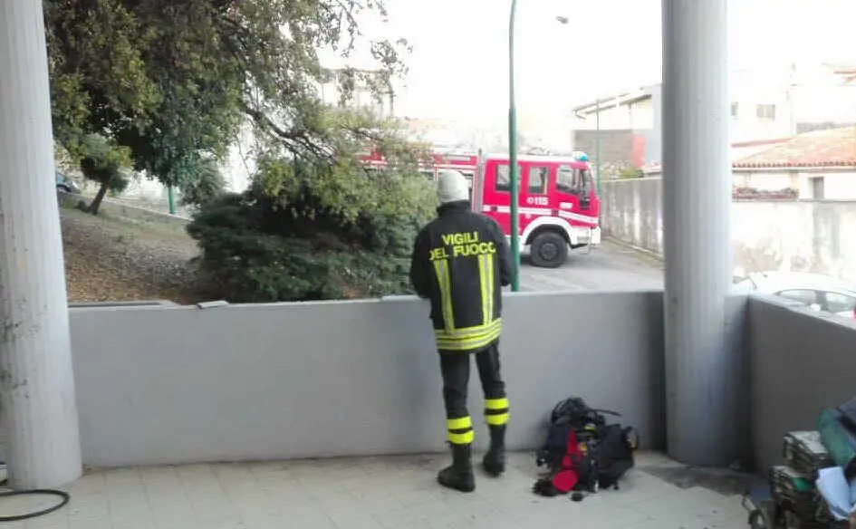 I vigili del fuoco al lavoro. Sul posto anche i carabinieri di Villacidro