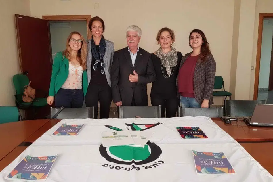 Il coordinatore dell'associazione Città dell'olio, Elio Sundas (al centro), con i rappresentanti dei Comuni aderenti (foto Luca Mascia)