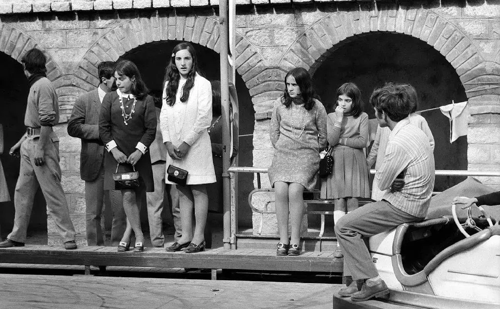Ragazzi e ragazze a Fonni nel 1969