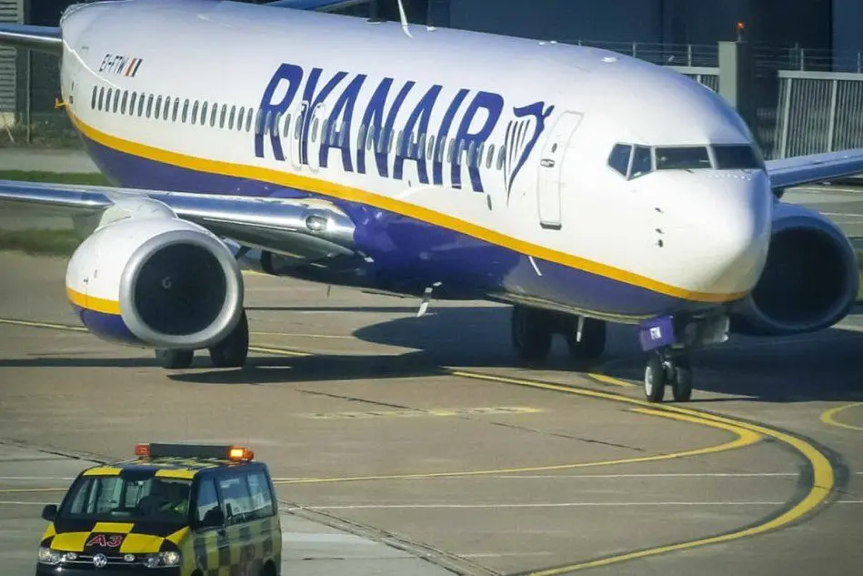 Un volo Ryanair (Ansa/Epa)