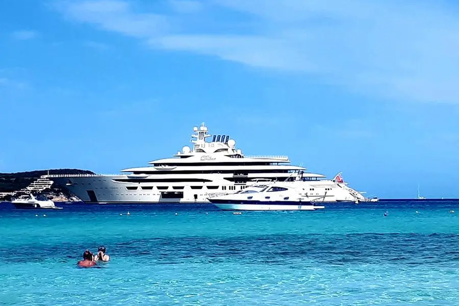 Il maxi yacht Dilbar dell'oligarca russo Usmanov in Costa Smeralda in una foto dell'estate 2021 (Ansa)