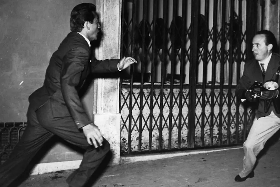 Walter Chiari e Tazio Secchiaroli fotografati da Elio Sorci a Roma nel 1958. ©Tazio Secchiaroli/David Secchiaroli