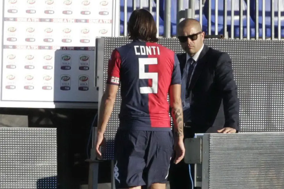 Il capitano del Cagliari Daniele Conti lascia il campo dopo l'espulsione col Livorno