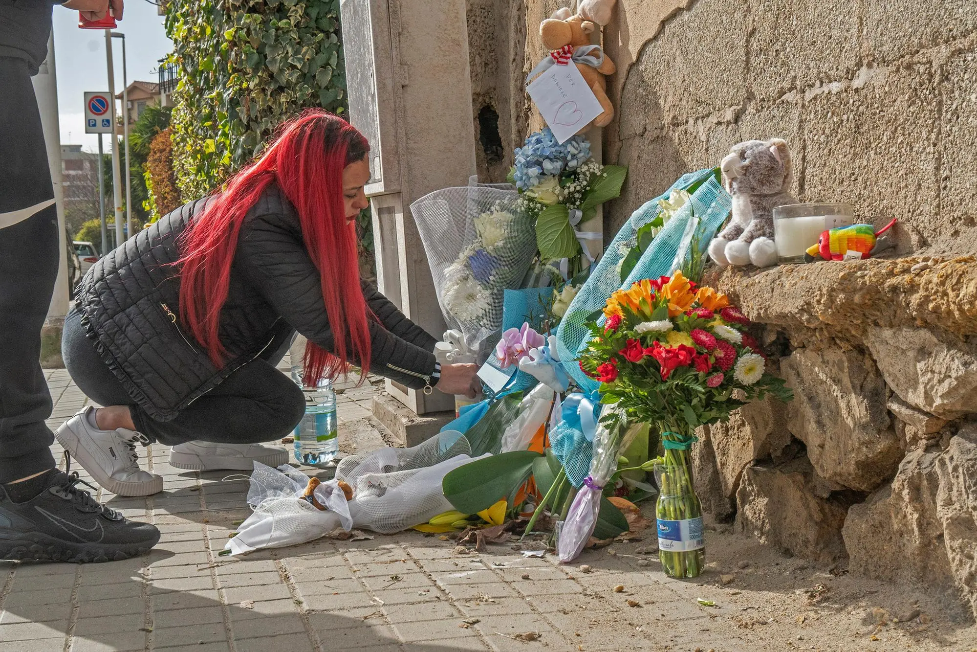 Via Cadello, fiori e peluche lasciati sul luogo dell'incidente al piccolo Daniele Ulver (Foto Anedda Endrich)