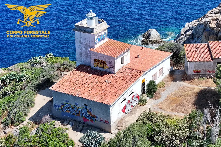 Il faro di Capo Ferrato imbrattato (foto Corpo forestale)