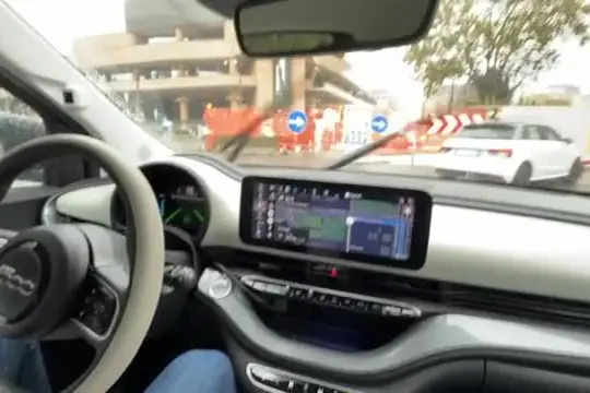 La Fiat 500 che guida da sola nel traffico e segue il navigatore