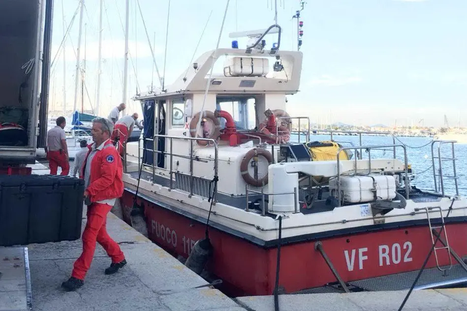 L'unità navale dei Vigili del fuoco col sonar per le ricerche del corallaro (foto Gloria Calvi)