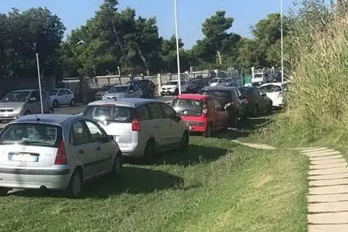 Le auto nel percorso pedonale a Margine Rosso