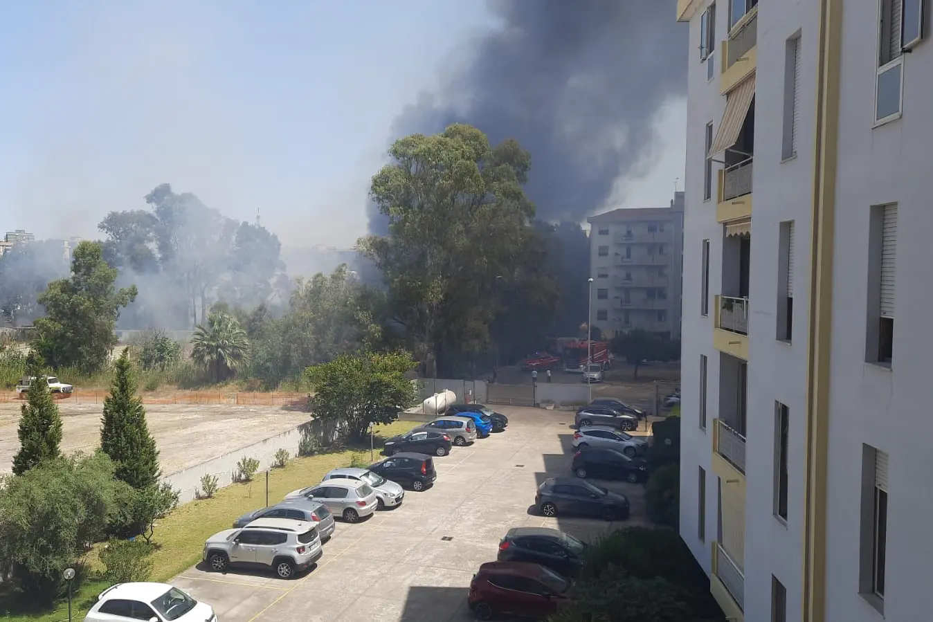Incendio in via Sarrabus a ridosso dei palazzi
