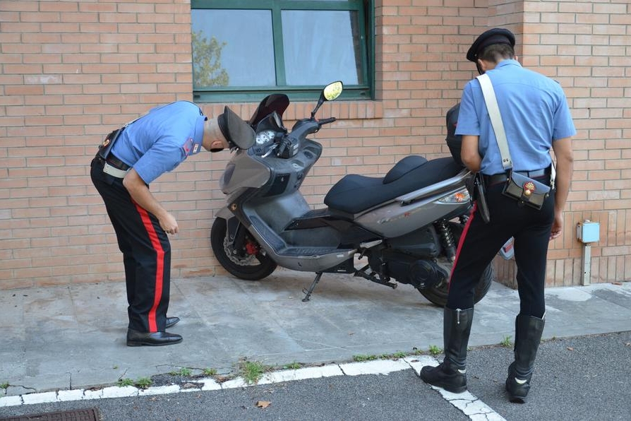 Alla guida di un grosso scooter senza patente né assicurazione: 49enne nei guai a Cagliari