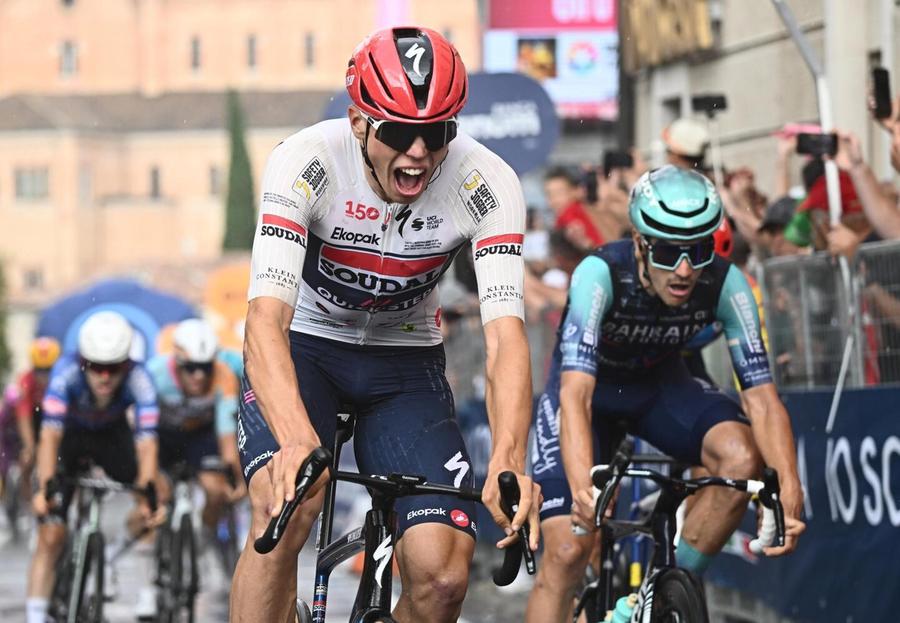 Magnier fa il tris al Giro, oggi il tappone dolomitico