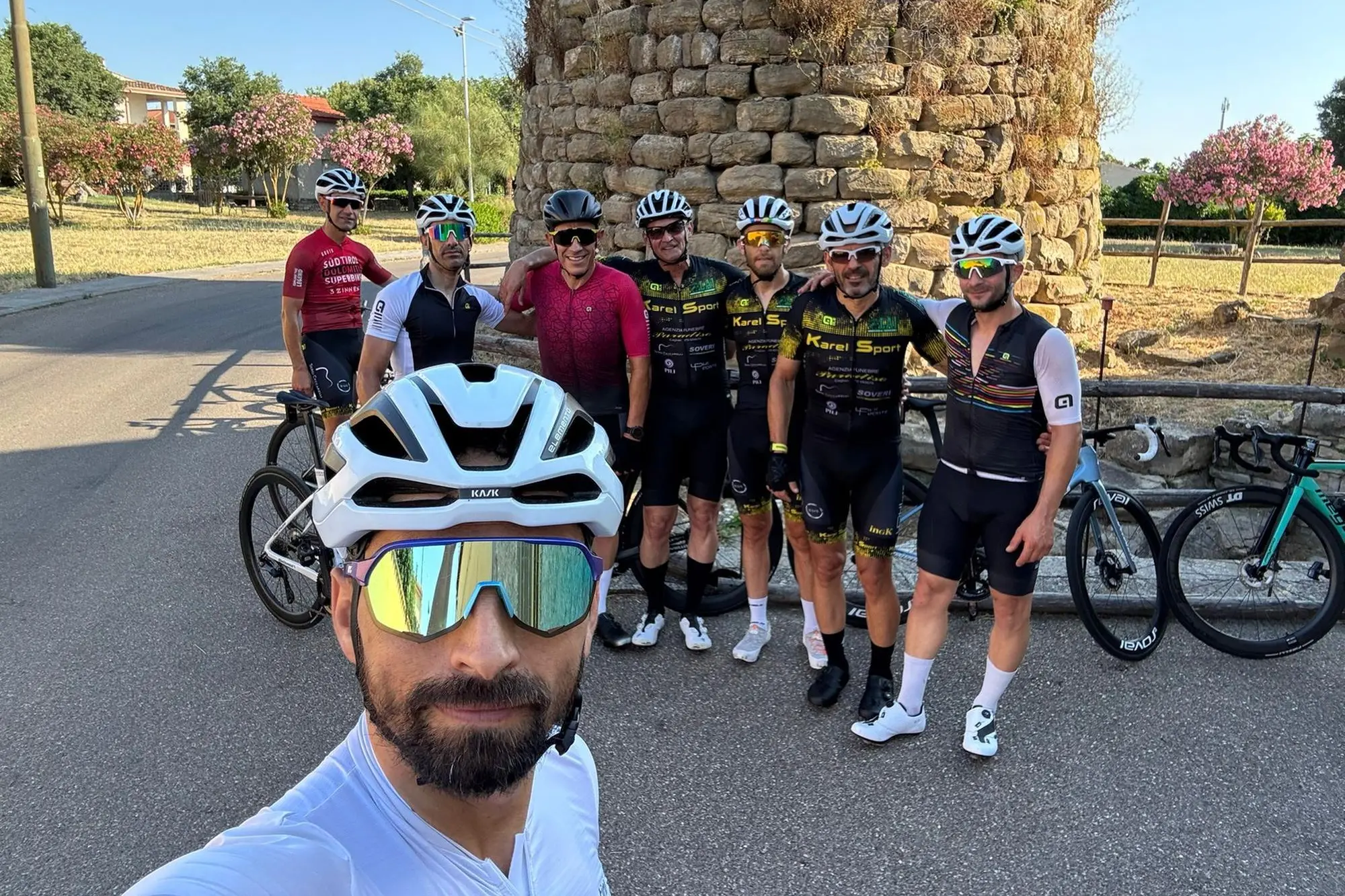 I ciclisti della Karel di Sinnai all'ombra del Nuraghe di Siurgus Donigala