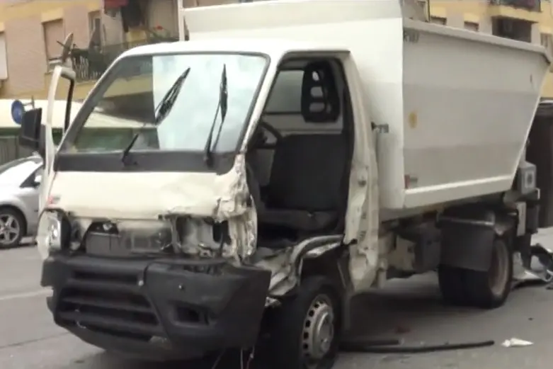 Il furgone dei rifiuti usato per la fuga (Frame da video)