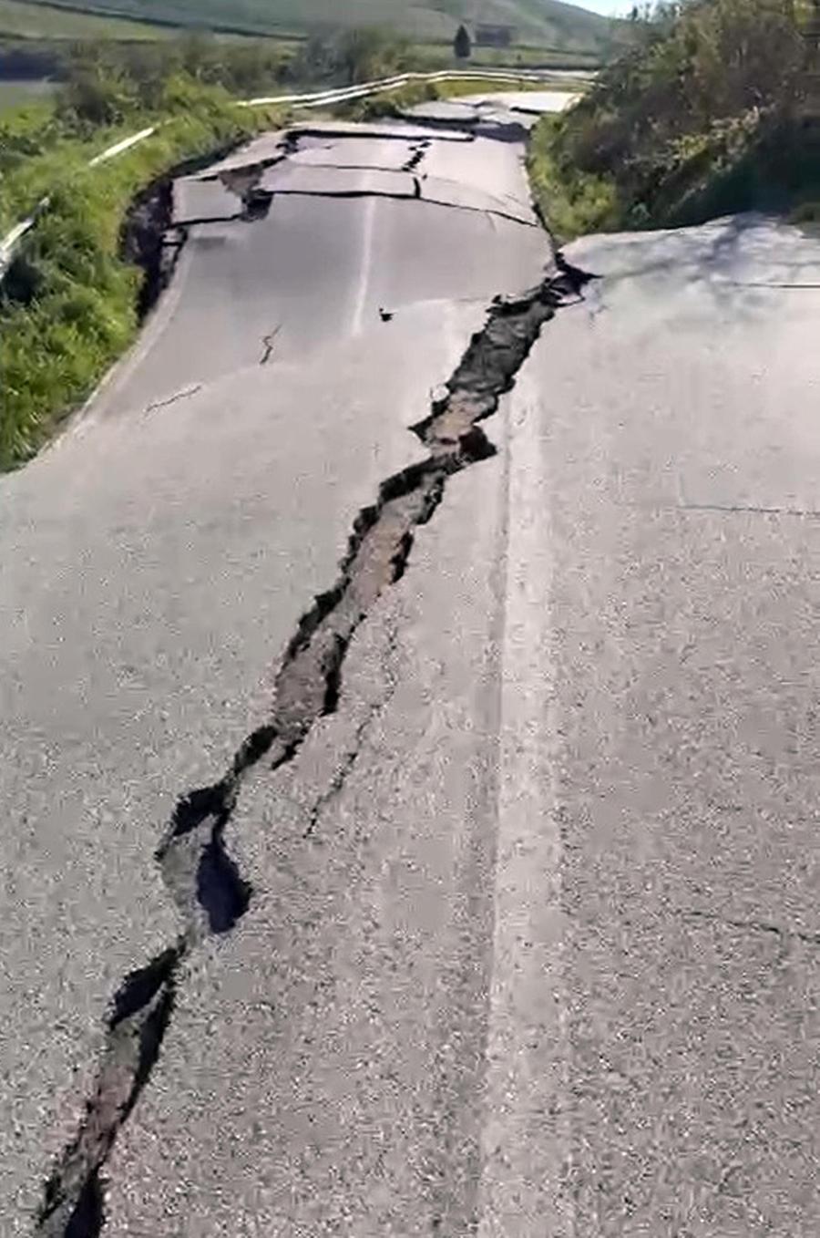 Frana in Molise, verifiche in corso. Disagi a strade e ferrovie. Protezione civile: «Servirà tempo»