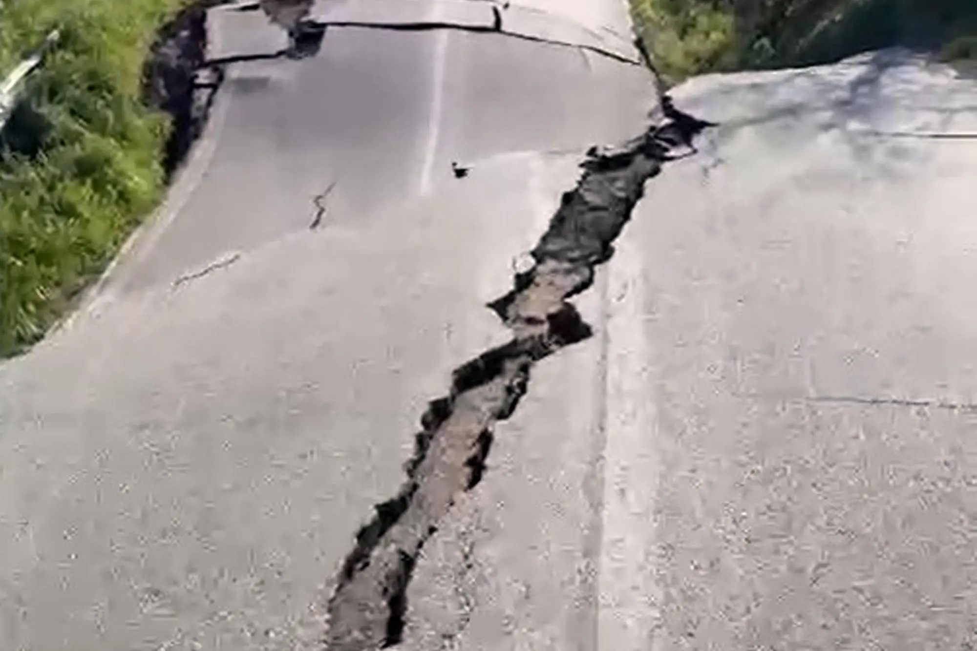 La spaccatura sull'asfalto nella zona di Petacciato (Ansa)