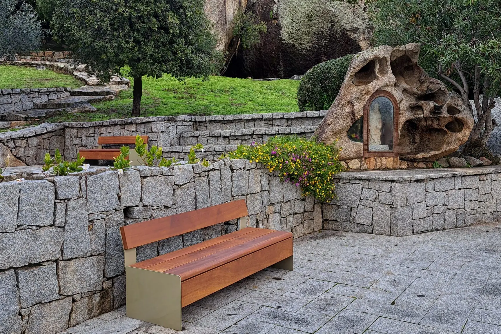 Arzachena. Panchina nuova installata (Foto Comune Arzachena)