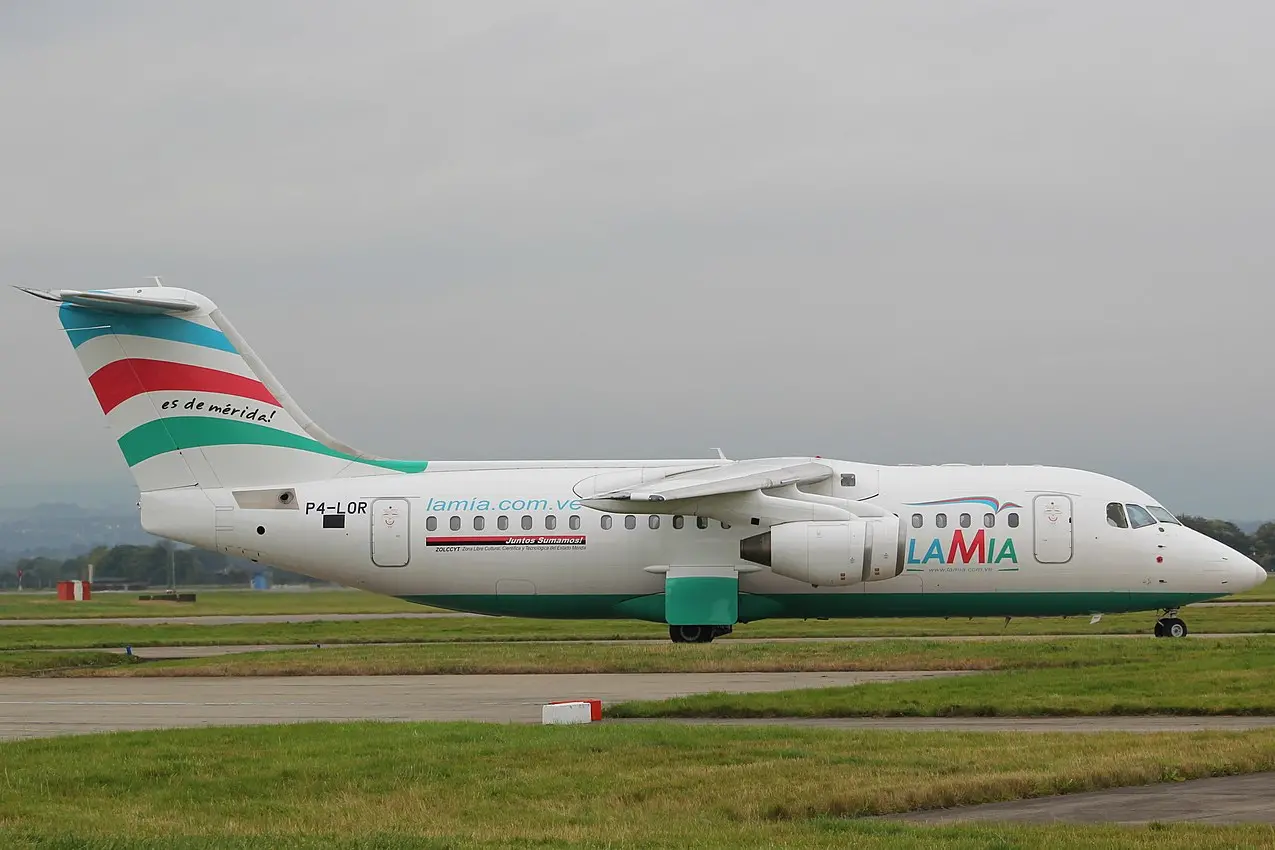 Il volo LaMia 2933, partito dalla Bolivia e diretto in Colombia, si schianta al suolo: 71 morti su 77 persone a bordo