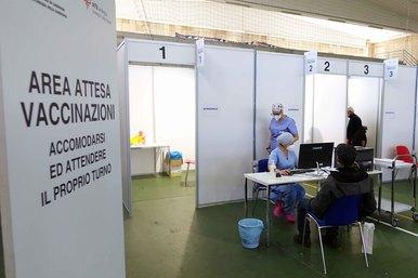 Al via la vaccinazione di massa: prenotazioni per tutti, in Sardegna si parte venerdì