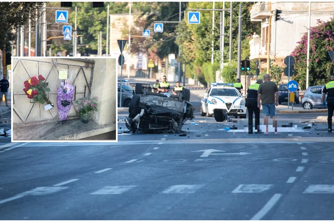 L'incidente (L'Unione Sarda) e, nel riquadro, i fiori sul luogo della tragedia (foto Vercelli)