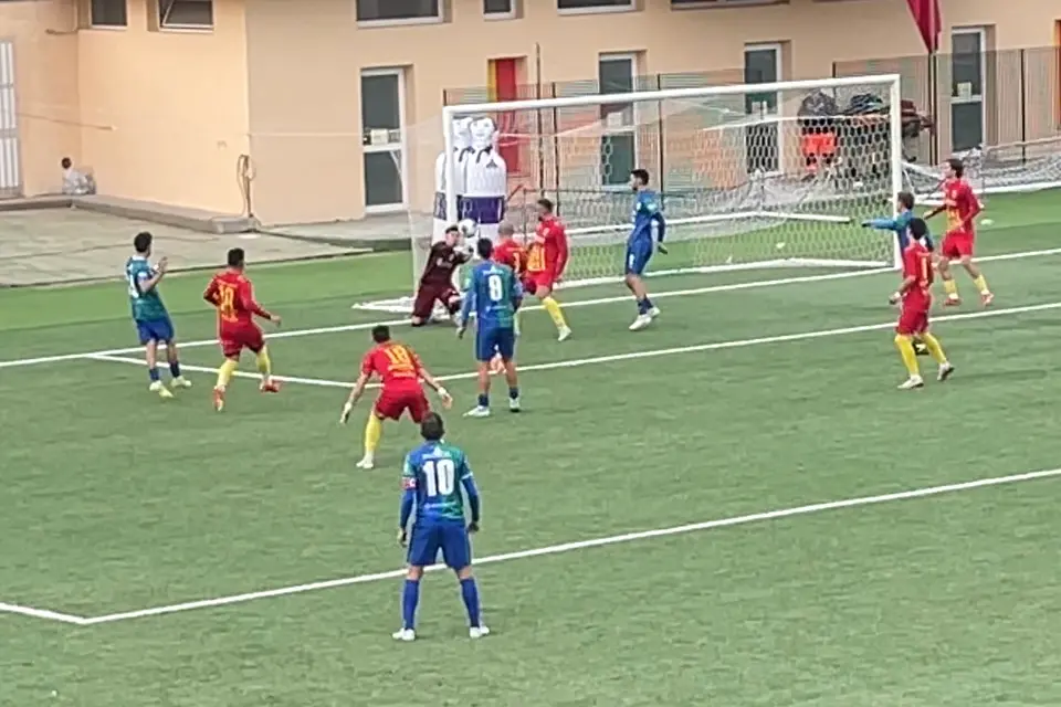 Un intervento del giovanissimo portiere del Calangianus, Michael Coscione (G. Pischedda)