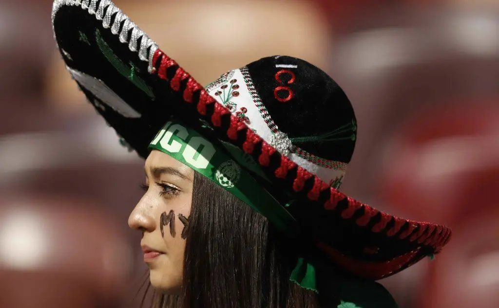 Una tifosa messicana con l'immancabile sombrero