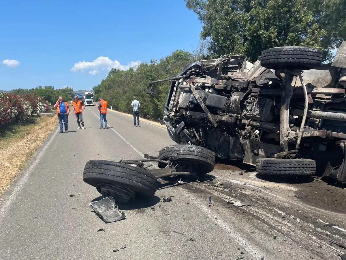 Zu viele tödliche Unfälle auf sardischen Provinzstraßen: Mittel für Sicherheitsmaßnahmen steigen auf über 70 Millionen. Un incidente sulla provinciale tra San Gavino e Sardara (Archivio)