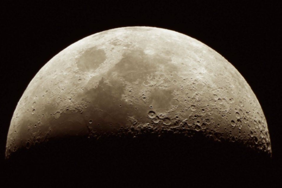 La Luna ripresa al telescopio (foto di Manuel Floris, Planetario de L'Unione Sarda)