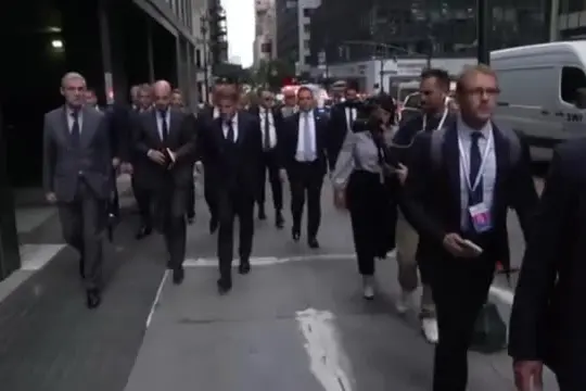 Macron a piedi verso la Trump Tower per incontrare Trump
