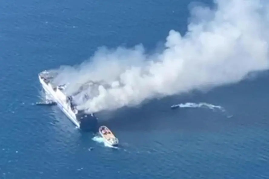 Il traghetto Grimaldi in fiamme (foto via Ansa)